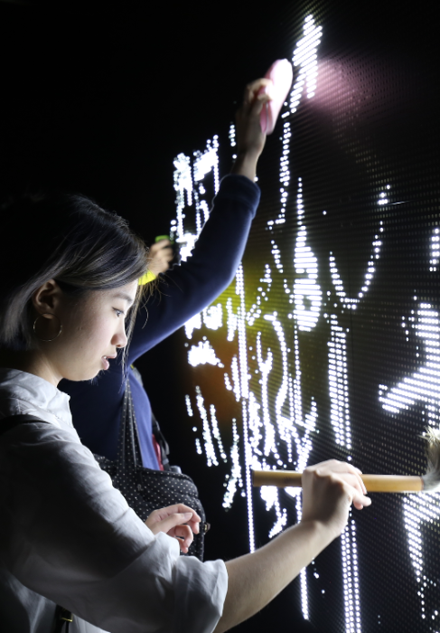 Œuvre interactive d’Antonin Fourneau
de 9h30 à 18h
Un mur de 4 mètres composé de centaines de circuits imprimés et de 20 000 led qui réagissent au contact de l’eau.
Vous pouvez utiliser un pinceau, un atomiseur d'eau, vos doigts ou n'importe quoi d'humide pour esquisser un message de luminosité ou simplement pour dessiner. 